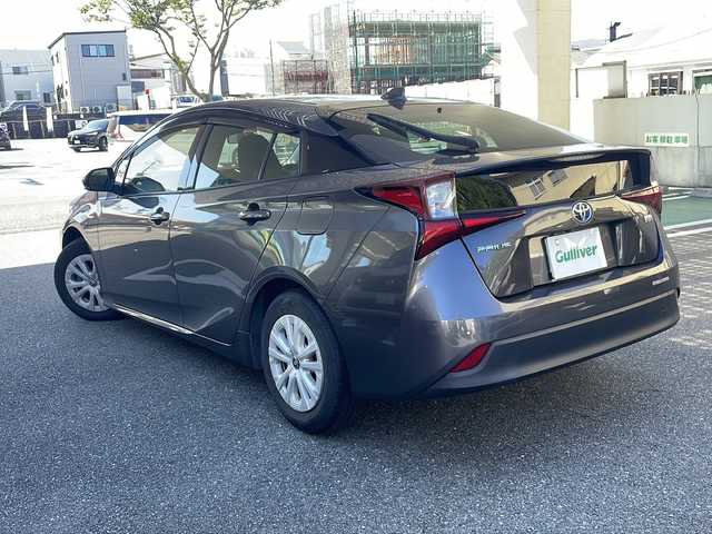 トヨタ プリウス S 福岡県 2019(平31)年 5.4万km グレーメタリック ワンオーナー/純正ナビ/（AM/FM/CD/DVD/SD/Bluetooth/フルセグTV）/横滑り防止/クルーズコントロール追従あり/レーンキープ/ハンズフリー/ドライブレコーダー前（SDカード有り）/ビルドインETC/オートライト/オートマチックハイビーム/パーキングアシスト/電格ミラー/純正フロアマット/LEDライト/プッシュスタート/DRIVEモード/EVモード/保証書/取扱説明書