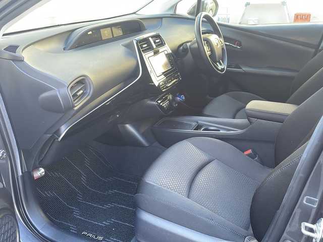 トヨタ プリウス S 福岡県 2019(平31)年 5.4万km グレーメタリック ワンオーナー/純正ナビ/（AM/FM/CD/DVD/SD/Bluetooth/フルセグTV）/横滑り防止/クルーズコントロール追従あり/レーンキープ/ハンズフリー/ドライブレコーダー前（SDカード有り）/ビルドインETC/オートライト/オートマチックハイビーム/パーキングアシスト/電格ミラー/純正フロアマット/LEDライト/プッシュスタート/DRIVEモード/EVモード/保証書/取扱説明書