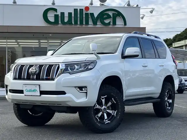 トヨタ ランドクルーザー プラド TX 三重県 2018(平30)年 5.1万km ホワイトパールクリスタルシャイン ワンオーナー /♪登録時走行距離50372km/♪サンルーフ/♪RAYS製17インチアルミホイール/♪ターボ/♪ルーフレール/♪ヒッチメンバー/♪リアラダー/♪リフトアップ/♪純正部品有り(スプリング・ショック)/♪トヨタセーフティセンス/　・PCS (プリクラッシュセーフティ)/　・LDA (レーンディパーチャーアラート)/　・レーダークルーズコントロール/♪ストラーダナビ/　・フルセグ・Bluetooth/　・DVD/CD再生・録音・USB/♪バックカメラ/♪2ndスタート/♪スマートキーx２/♪プッシュスタート/♪LEDヘッドライト/♪LEDフォグライト /♪オートマチックハイビーム/♪オートライト/♪革巻きステアリング/♪ステアリングスイッチ/♪ドライブレコーダー/♪電動格納ミラー/♪ウィンカーミラー/♪フロアマット/♪スペアタイヤ/♪ダウンヒルアシスト/♪横滑り防止機能/♪サイド/カーテン/ニーエアバック