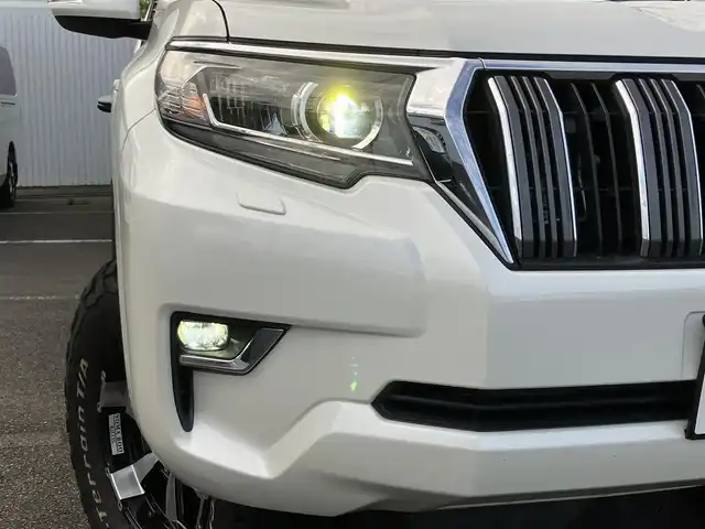 トヨタ ランドクルーザー プラド TX 三重県 2018(平30)年 5.1万km ホワイトパールクリスタルシャイン ワンオーナー /♪登録時走行距離50372km/♪サンルーフ/♪RAYS製17インチアルミホイール/♪ターボ/♪ルーフレール/♪ヒッチメンバー/♪リアラダー/♪リフトアップ/♪純正部品有り(スプリング・ショック)/♪トヨタセーフティセンス/　・PCS (プリクラッシュセーフティ)/　・LDA (レーンディパーチャーアラート)/　・レーダークルーズコントロール/♪ストラーダナビ/　・フルセグ・Bluetooth/　・DVD/CD再生・録音・USB/♪バックカメラ/♪2ndスタート/♪スマートキーx２/♪プッシュスタート/♪LEDヘッドライト/♪LEDフォグライト /♪オートマチックハイビーム/♪オートライト/♪革巻きステアリング/♪ステアリングスイッチ/♪ドライブレコーダー/♪電動格納ミラー/♪ウィンカーミラー/♪フロアマット/♪スペアタイヤ/♪ダウンヒルアシスト/♪横滑り防止機能/♪サイド/カーテン/ニーエアバック