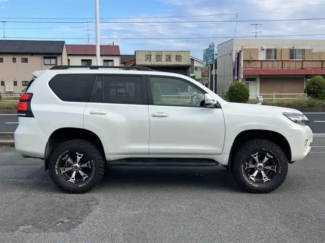 トヨタ ランドクルーザー プラド TX 三重県 2018(平30)年 5.1万km ホワイトパールクリスタルシャイン ワンオーナー /♪登録時走行距離50372km/♪サンルーフ/♪RAYS製17インチアルミホイール/♪ターボ/♪ルーフレール/♪ヒッチメンバー/♪リアラダー/♪リフトアップ/♪純正部品有り(スプリング・ショック)/♪トヨタセーフティセンス/　・PCS (プリクラッシュセーフティ)/　・LDA (レーンディパーチャーアラート)/　・レーダークルーズコントロール/♪ストラーダナビ/　・フルセグ・Bluetooth/　・DVD/CD再生・録音・USB/♪バックカメラ/♪2ndスタート/♪スマートキーx２/♪プッシュスタート/♪LEDヘッドライト/♪LEDフォグライト /♪オートマチックハイビーム/♪オートライト/♪革巻きステアリング/♪ステアリングスイッチ/♪ドライブレコーダー/♪電動格納ミラー/♪ウィンカーミラー/♪フロアマット/♪スペアタイヤ/♪ダウンヒルアシスト/♪横滑り防止機能/♪サイド/カーテン/ニーエアバック