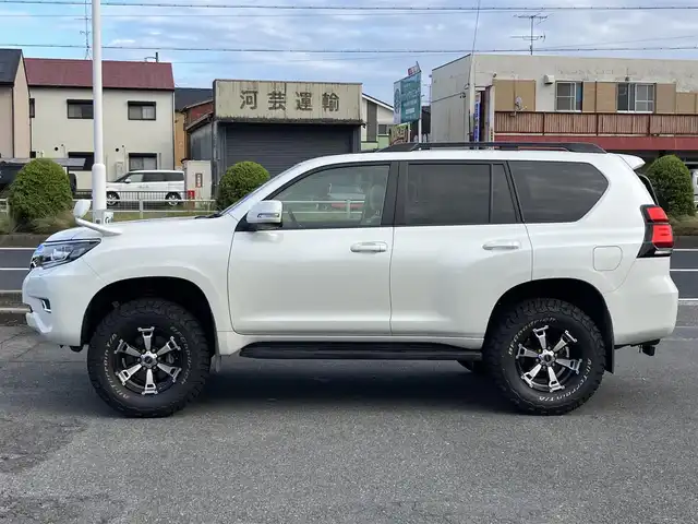 トヨタ ランドクルーザー プラド TX 三重県 2018(平30)年 5.1万km ホワイトパールクリスタルシャイン ワンオーナー /♪登録時走行距離50372km/♪サンルーフ/♪RAYS製17インチアルミホイール/♪ターボ/♪ルーフレール/♪ヒッチメンバー/♪リアラダー/♪リフトアップ/♪純正部品有り(スプリング・ショック)/♪トヨタセーフティセンス/　・PCS (プリクラッシュセーフティ)/　・LDA (レーンディパーチャーアラート)/　・レーダークルーズコントロール/♪ストラーダナビ/　・フルセグ・Bluetooth/　・DVD/CD再生・録音・USB/♪バックカメラ/♪2ndスタート/♪スマートキーx２/♪プッシュスタート/♪LEDヘッドライト/♪LEDフォグライト /♪オートマチックハイビーム/♪オートライト/♪革巻きステアリング/♪ステアリングスイッチ/♪ドライブレコーダー/♪電動格納ミラー/♪ウィンカーミラー/♪フロアマット/♪スペアタイヤ/♪ダウンヒルアシスト/♪横滑り防止機能/♪サイド/カーテン/ニーエアバック