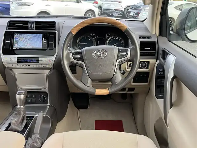 トヨタ ランドクルーザー プラド TX 三重県 2018(平30)年 5.1万km ホワイトパールクリスタルシャイン ワンオーナー /♪登録時走行距離50372km/♪サンルーフ/♪RAYS製17インチアルミホイール/♪ターボ/♪ルーフレール/♪ヒッチメンバー/♪リアラダー/♪リフトアップ/♪純正部品有り(スプリング・ショック)/♪トヨタセーフティセンス/　・PCS (プリクラッシュセーフティ)/　・LDA (レーンディパーチャーアラート)/　・レーダークルーズコントロール/♪ストラーダナビ/　・フルセグ・Bluetooth/　・DVD/CD再生・録音・USB/♪バックカメラ/♪2ndスタート/♪スマートキーx２/♪プッシュスタート/♪LEDヘッドライト/♪LEDフォグライト /♪オートマチックハイビーム/♪オートライト/♪革巻きステアリング/♪ステアリングスイッチ/♪ドライブレコーダー/♪電動格納ミラー/♪ウィンカーミラー/♪フロアマット/♪スペアタイヤ/♪ダウンヒルアシスト/♪横滑り防止機能/♪サイド/カーテン/ニーエアバック