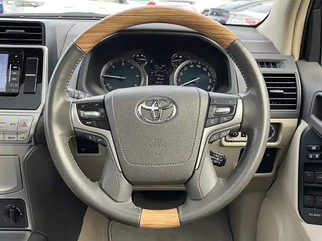 トヨタ ランドクルーザー プラド TX 三重県 2018(平30)年 5.1万km ホワイトパールクリスタルシャイン ワンオーナー /♪登録時走行距離50372km/♪サンルーフ/♪RAYS製17インチアルミホイール/♪ターボ/♪ルーフレール/♪ヒッチメンバー/♪リアラダー/♪リフトアップ/♪純正部品有り(スプリング・ショック)/♪トヨタセーフティセンス/　・PCS (プリクラッシュセーフティ)/　・LDA (レーンディパーチャーアラート)/　・レーダークルーズコントロール/♪ストラーダナビ/　・フルセグ・Bluetooth/　・DVD/CD再生・録音・USB/♪バックカメラ/♪2ndスタート/♪スマートキーx２/♪プッシュスタート/♪LEDヘッドライト/♪LEDフォグライト /♪オートマチックハイビーム/♪オートライト/♪革巻きステアリング/♪ステアリングスイッチ/♪ドライブレコーダー/♪電動格納ミラー/♪ウィンカーミラー/♪フロアマット/♪スペアタイヤ/♪ダウンヒルアシスト/♪横滑り防止機能/♪サイド/カーテン/ニーエアバック