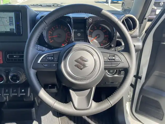 スズキ ジムニー XC 栃木県 2023(令5)年 0.8万km ピュアホワイトP スズキセーフティサポート/純正KENWOODナビ/フルセグTV/DVD/Bluetooth/USB/バックカメラ/ETC/ナビ連動前後ドライブレコーダー/クルーズコントロール/LEDヘッドライト/フォグランプ/オートハイビーム/スマートキー/プッシュEgスタート/純正マッドガード/純正フロアマット/アイドリングストップ/サイド/カーテンエアバッグ
