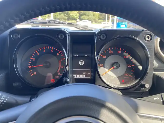 スズキ ジムニー XC 栃木県 2023(令5)年 0.8万km ピュアホワイトP スズキセーフティサポート/純正KENWOODナビ/フルセグTV/DVD/Bluetooth/USB/バックカメラ/ETC/ナビ連動前後ドライブレコーダー/クルーズコントロール/LEDヘッドライト/フォグランプ/オートハイビーム/スマートキー/プッシュEgスタート/純正マッドガード/純正フロアマット/アイドリングストップ/サイド/カーテンエアバッグ