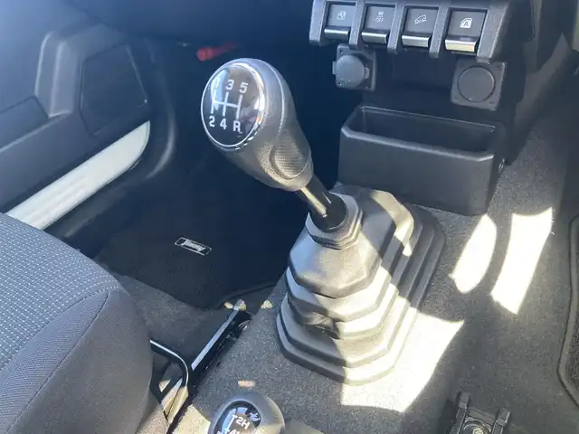スズキ ジムニー XC 栃木県 2023(令5)年 0.8万km ピュアホワイトP スズキセーフティサポート/純正KENWOODナビ/フルセグTV/DVD/Bluetooth/USB/バックカメラ/ETC/ナビ連動前後ドライブレコーダー/クルーズコントロール/LEDヘッドライト/フォグランプ/オートハイビーム/スマートキー/プッシュEgスタート/純正マッドガード/純正フロアマット/アイドリングストップ/サイド/カーテンエアバッグ
