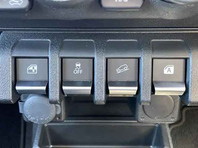 スズキ ジムニー XC 栃木県 2023(令5)年 0.8万km ピュアホワイトP スズキセーフティサポート/純正KENWOODナビ/フルセグTV/DVD/Bluetooth/USB/バックカメラ/ETC/ナビ連動前後ドライブレコーダー/クルーズコントロール/LEDヘッドライト/フォグランプ/オートハイビーム/スマートキー/プッシュEgスタート/純正マッドガード/純正フロアマット/アイドリングストップ/サイド/カーテンエアバッグ