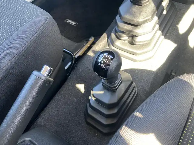 スズキ ジムニー XC 栃木県 2023(令5)年 0.8万km ピュアホワイトP スズキセーフティサポート/純正KENWOODナビ/フルセグTV/DVD/Bluetooth/USB/バックカメラ/ETC/ナビ連動前後ドライブレコーダー/クルーズコントロール/LEDヘッドライト/フォグランプ/オートハイビーム/スマートキー/プッシュEgスタート/純正マッドガード/純正フロアマット/アイドリングストップ/サイド/カーテンエアバッグ