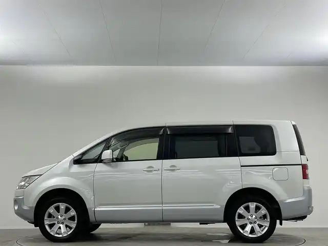 三菱 デリカＤ：５ D－Power package 埼玉県 2015(平27)年 3.5万km ウォームホワイトP/クールシルバー ナビ　後席　両側電動　温シート　Ｂカメラ　クルーズコントロール　ビルトインＥＴＣ　フルセグＴＶ　ＣＤ／ＤＶＤ　Ｂｌｕ－ｒａｙ　ＢＴ　ＨＤＭＩ　キセノンヘッドライト　フルフラット　ＭＴモード付ＡＴ