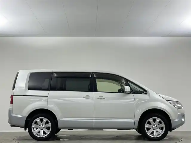 三菱 デリカＤ：５ D－Power package 埼玉県 2015(平27)年 3.5万km ウォームホワイトP/クールシルバー ナビ　後席　両側電動　温シート　Ｂカメラ　クルーズコントロール　ビルトインＥＴＣ　フルセグＴＶ　ＣＤ／ＤＶＤ　Ｂｌｕ－ｒａｙ　ＢＴ　ＨＤＭＩ　キセノンヘッドライト　フルフラット　ＭＴモード付ＡＴ