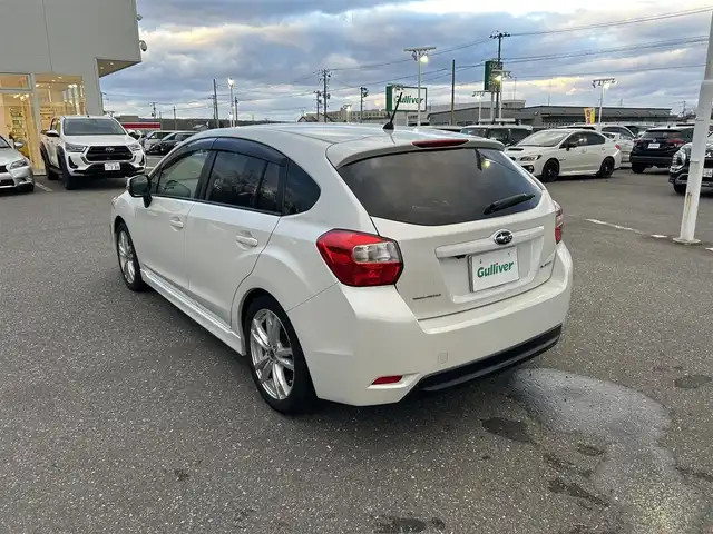 スバル インプレッサ スポーツ 2．0i－S アイサイト 青森県 2013(平25)年 2.7万km サテンホワイトパール ４WD/純正SDナビ/（BT／AM／FM／DVD〉/バックカメラ/ハーフレザーシート（黒）/パワーシート（運転席）/ステアリングスイッチ/パドルシフト/レーダークルーズコントロール/車線逸脱システム/アイドリングストップ/純正夏タイヤ積載/ETC/保証書/取り扱い説明書