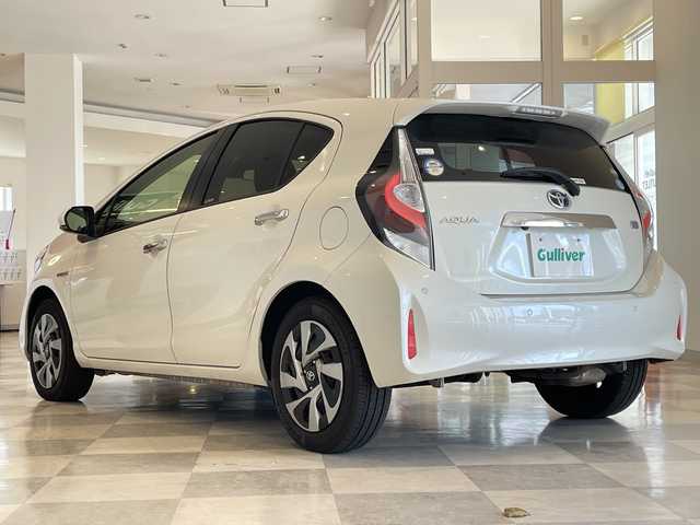 トヨタ アクア 福井県 2019(令1)年 8.9万km ホワイトパールクリスタルシャイン 純正７インチSDナビ/ワンセグTV/BT/CD/SD/AUX/AM/FM/バックカメラ/セーフティセンス/・パーキングサポートブレーキ/・レーンキープアシスト/・クリアランスソナー/・オートハイビーム/・先行車発進お知らせ/ビルトインETC/オートライト/LEDヘッドライト/プッシュスタート/スマートキー×2/社外フロアマット/ステアリングスイッチ