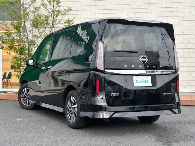 日産 セレナ e－パワー ハイウェイスター V 茨城県 2023(令5)年 4.7万km ダイヤモンドブラック 純正ナビ　/純正ＡＷ　/全方位カメラ　/両側パワースライドドア　/パーキングアシスト　/ＥＴＣ２．０　/前後ドライブレコーダー　/コーナーセンサー　/ＬＥＤ　/デジタルインナーミラー　/オートクルーズコントロール/ブラインドスポットモニター/オートライト/スマートキー/スペアキー/純正フロアマット/3列シート