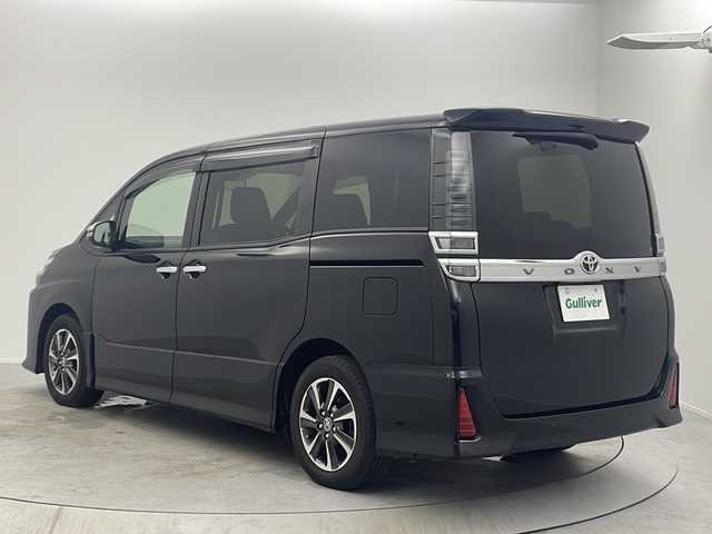 トヨタ ヴォクシー ZS 煌Ⅲ 大阪府 2021(令3)年 5.9万km ブラック 【安全装備】/トヨタセーフティセンス/プリクラッシュセーフティ/（レーザーレーダー・単眼カメラ方式）/（自車車速約30km/hから80km/h間：ブレーキアシスト機能発動）/（自車車速約10km/hから80km/h間踏力無時：約30km/h減速）/レーンディパーチャーアラート/（作動車速50km/h以上時）/オートマチックハイビーム/（作動車速30km/h以上時）/先行車発進お知らせ機能/純正１０インチナビ　/両側パワースライドドア　/純正後席フリップダウンモニター　/ＥＴＣ車載器　/バックカメラ　/プッシュスタート　/スマートキー　/アイドリングストップ　