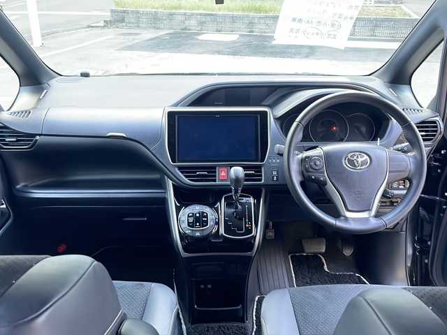 トヨタ ヴォクシー ZS 煌Ⅲ 大阪府 2021(令3)年 5.9万km ブラック 【安全装備】/トヨタセーフティセンス/プリクラッシュセーフティ/（レーザーレーダー・単眼カメラ方式）/（自車車速約30km/hから80km/h間：ブレーキアシスト機能発動）/（自車車速約10km/hから80km/h間踏力無時：約30km/h減速）/レーンディパーチャーアラート/（作動車速50km/h以上時）/オートマチックハイビーム/（作動車速30km/h以上時）/先行車発進お知らせ機能/純正１０インチナビ　/両側パワースライドドア　/純正後席フリップダウンモニター　/ＥＴＣ車載器　/バックカメラ　/プッシュスタート　/スマートキー　/アイドリングストップ　