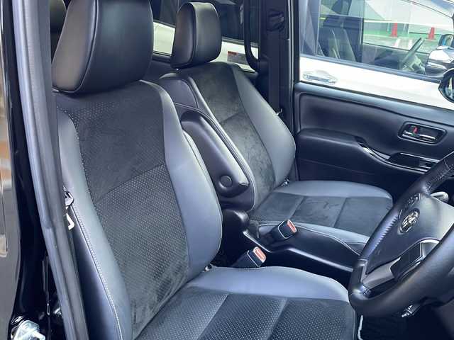 トヨタ ヴォクシー ZS 煌Ⅲ 大阪府 2021(令3)年 5.9万km ブラック 【安全装備】/トヨタセーフティセンス/プリクラッシュセーフティ/（レーザーレーダー・単眼カメラ方式）/（自車車速約30km/hから80km/h間：ブレーキアシスト機能発動）/（自車車速約10km/hから80km/h間踏力無時：約30km/h減速）/レーンディパーチャーアラート/（作動車速50km/h以上時）/オートマチックハイビーム/（作動車速30km/h以上時）/先行車発進お知らせ機能/純正１０インチナビ　/両側パワースライドドア　/純正後席フリップダウンモニター　/ＥＴＣ車載器　/バックカメラ　/プッシュスタート　/スマートキー　/アイドリングストップ　