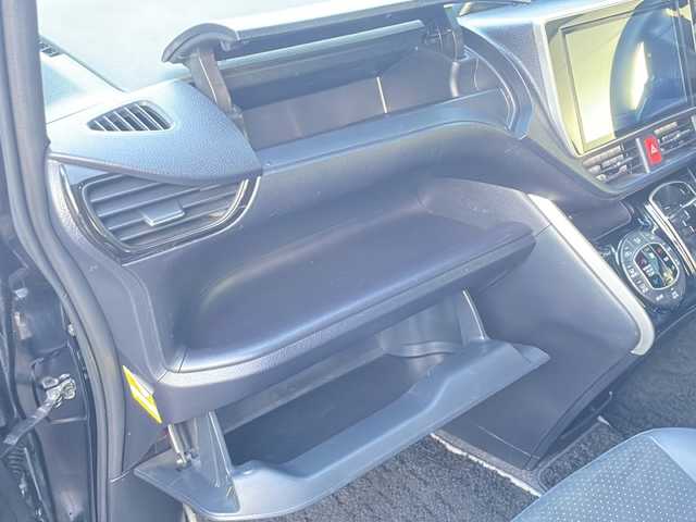 トヨタ ヴォクシー ZS 煌Ⅲ 大阪府 2021(令3)年 5.9万km ブラック 【安全装備】/トヨタセーフティセンス/プリクラッシュセーフティ/（レーザーレーダー・単眼カメラ方式）/（自車車速約30km/hから80km/h間：ブレーキアシスト機能発動）/（自車車速約10km/hから80km/h間踏力無時：約30km/h減速）/レーンディパーチャーアラート/（作動車速50km/h以上時）/オートマチックハイビーム/（作動車速30km/h以上時）/先行車発進お知らせ機能/純正１０インチナビ　/両側パワースライドドア　/純正後席フリップダウンモニター　/ＥＴＣ車載器　/バックカメラ　/プッシュスタート　/スマートキー　/アイドリングストップ　