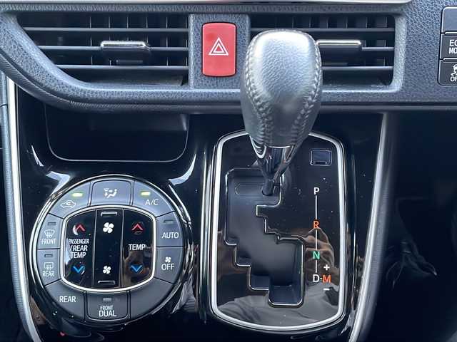 トヨタ ヴォクシー ZS 煌Ⅲ 大阪府 2021(令3)年 5.9万km ブラック 【安全装備】/トヨタセーフティセンス/プリクラッシュセーフティ/（レーザーレーダー・単眼カメラ方式）/（自車車速約30km/hから80km/h間：ブレーキアシスト機能発動）/（自車車速約10km/hから80km/h間踏力無時：約30km/h減速）/レーンディパーチャーアラート/（作動車速50km/h以上時）/オートマチックハイビーム/（作動車速30km/h以上時）/先行車発進お知らせ機能/純正１０インチナビ　/両側パワースライドドア　/純正後席フリップダウンモニター　/ＥＴＣ車載器　/バックカメラ　/プッシュスタート　/スマートキー　/アイドリングストップ　