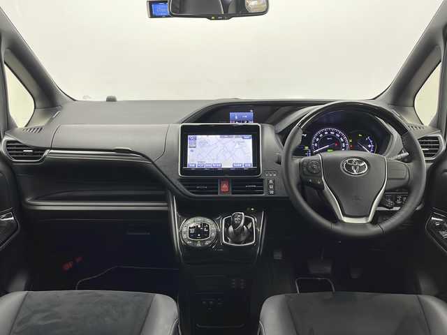 トヨタ エスクァイア ハイブリッド Gi プレミアムパッケージ ブラックテーラード 長野県 2020(令2)年 2.6万km ブラック 純正9インチナビ/両側パワースライドドア/トヨタセーフティセンスC/クルーズコントロール/ドライブレコーダー/パーキングサポートブレーキ/クリアランスソナー/バックカメラ/先行車発進お知らせ/フルセグTV/Bluetooth/CD/DVD/USB/HDMI/ビルトインETC（DSRC）/シートヒーター（運転席、助手席）/オートライト/LEDヘッドライト/オートマチックハイビーム/フォグランプ/ステアリングスイッチ/ステアリングヒーター/革巻きステアリング/純正フロアマット/純正アルミホイール/2列目サンシェード/電動格納ミラー/ウインカーミラー/ドアバイザー