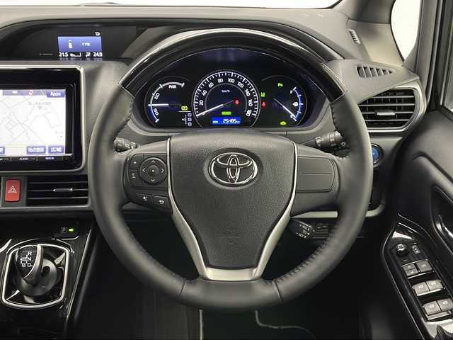 トヨタ エスクァイア ハイブリッド Gi プレミアムパッケージ ブラックテーラード 長野県 2020(令2)年 2.6万km ブラック 純正9インチナビ/両側パワースライドドア/トヨタセーフティセンスC/クルーズコントロール/ドライブレコーダー/パーキングサポートブレーキ/クリアランスソナー/バックカメラ/先行車発進お知らせ/フルセグTV/Bluetooth/CD/DVD/USB/HDMI/ビルトインETC（DSRC）/シートヒーター（運転席、助手席）/オートライト/LEDヘッドライト/オートマチックハイビーム/フォグランプ/ステアリングスイッチ/ステアリングヒーター/革巻きステアリング/純正フロアマット/純正アルミホイール/2列目サンシェード/電動格納ミラー/ウインカーミラー/ドアバイザー