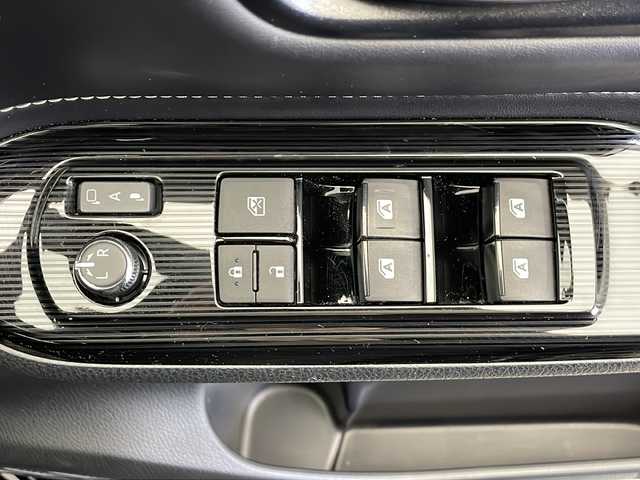 トヨタ エスクァイア ハイブリッド Gi プレミアムパッケージ ブラックテーラード 長野県 2020(令2)年 2.6万km ブラック 純正9インチナビ/両側パワースライドドア/トヨタセーフティセンスC/クルーズコントロール/ドライブレコーダー/パーキングサポートブレーキ/クリアランスソナー/バックカメラ/先行車発進お知らせ/フルセグTV/Bluetooth/CD/DVD/USB/HDMI/ビルトインETC（DSRC）/シートヒーター（運転席、助手席）/オートライト/LEDヘッドライト/オートマチックハイビーム/フォグランプ/ステアリングスイッチ/ステアリングヒーター/革巻きステアリング/純正フロアマット/純正アルミホイール/2列目サンシェード/電動格納ミラー/ウインカーミラー/ドアバイザー