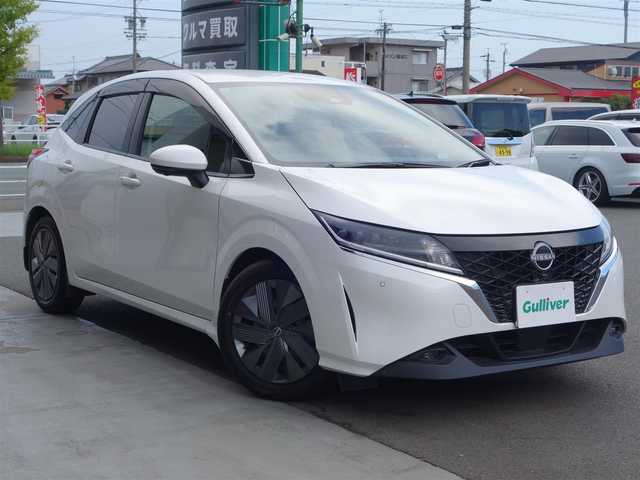日産 ノート X 静岡県 2021(令3)年 0.9万km ピュアホワイトパール 法人ワンオーナー／禁煙車/走行距離9千キロ/車検R8年6月23日/全方位運転支援システム/　・インテリジェントエマージェンシーブレーキ/　・踏み間違い衝突防止アシスト/　・標識検知機能/　・前方衝突予測警報/　・車両逸脱警報/　・ふらつき警報/　・車線逸脱防止支援システム/後側方衝突防止支援システム/後側方車両検知機能/後退時車両検知機能/プロパイロット/インテリジェントアラウンドビューモニター/インテリジェントルームミラー/純正前方ドライブレコーダー（DH5-S）/純正ナビ/　BT/USB/HDMI/AM.FM/フルセグTV/ビルトインETC2.0/ワイヤレス充電器/USB電源ソケット/スマートキー／プッシュスタート/純正フロアマット／ドアバイザー/取扱説明書／保証書