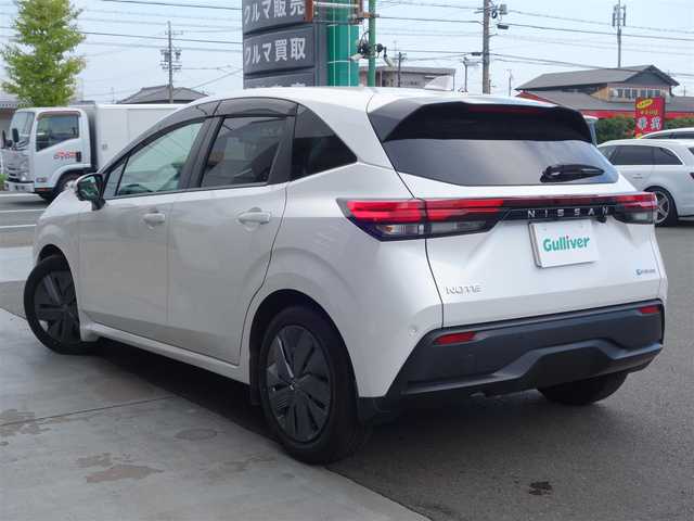日産 ノート X 静岡県 2021(令3)年 0.9万km ピュアホワイトパール 法人ワンオーナー／禁煙車/走行距離9千キロ/車検R8年6月23日/全方位運転支援システム/　・インテリジェントエマージェンシーブレーキ/　・踏み間違い衝突防止アシスト/　・標識検知機能/　・前方衝突予測警報/　・車両逸脱警報/　・ふらつき警報/　・車線逸脱防止支援システム/後側方衝突防止支援システム/後側方車両検知機能/後退時車両検知機能/プロパイロット/インテリジェントアラウンドビューモニター/インテリジェントルームミラー/純正前方ドライブレコーダー（DH5-S）/純正ナビ/　BT/USB/HDMI/AM.FM/フルセグTV/ビルトインETC2.0/ワイヤレス充電器/USB電源ソケット/スマートキー／プッシュスタート/純正フロアマット／ドアバイザー/取扱説明書／保証書