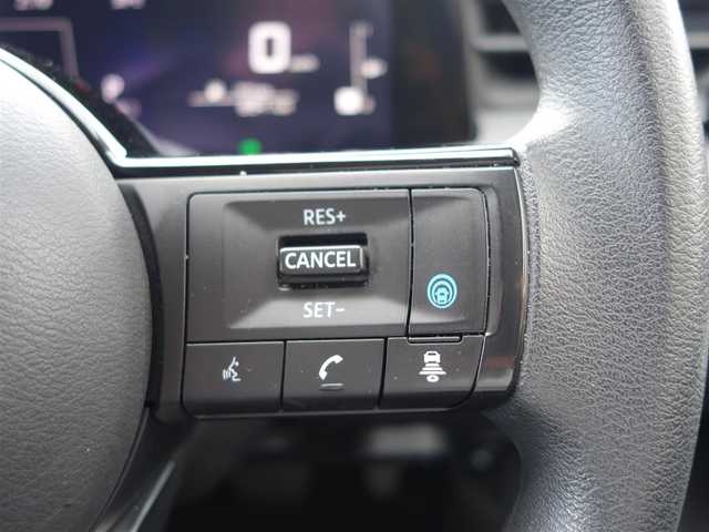 日産 ノート X 静岡県 2021(令3)年 0.9万km ピュアホワイトパール 法人ワンオーナー／禁煙車/走行距離9千キロ/車検R8年6月23日/全方位運転支援システム/　・インテリジェントエマージェンシーブレーキ/　・踏み間違い衝突防止アシスト/　・標識検知機能/　・前方衝突予測警報/　・車両逸脱警報/　・ふらつき警報/　・車線逸脱防止支援システム/後側方衝突防止支援システム/後側方車両検知機能/後退時車両検知機能/プロパイロット/インテリジェントアラウンドビューモニター/インテリジェントルームミラー/純正前方ドライブレコーダー（DH5-S）/純正ナビ/　BT/USB/HDMI/AM.FM/フルセグTV/ビルトインETC2.0/ワイヤレス充電器/USB電源ソケット/スマートキー／プッシュスタート/純正フロアマット／ドアバイザー/取扱説明書／保証書