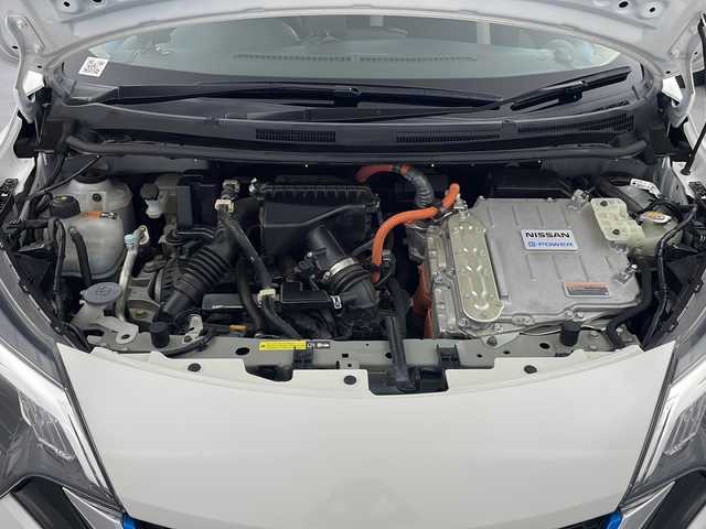 日産 ノート e－パワー X 栃木県 2019(令1)年 5.5万km ブリリアントホワイトパール インテリジェント ルームミラー/純正SDナビ(MM318D-W)/ Bluetooth/フルセグTV/CD/DVD/SD/AUX/AM/FM/インテリジェント エマージェンシー ブレーキ/・インテリジェント クルーズコントロール/・車線逸脱警報/・踏み間違い衝突防止アシスト/ETC2.0/ドライブレコーダー(CELLSTAR CSD-610FHR)/レーダー探知機(COMTEC ZERO 805V)/ドアバイザー/オートライト/ハロゲンヘッドライト/社外15インチアルミホイール/スマートキー×3本/保証書、取扱説明書
