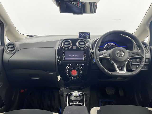 日産 ノート e－パワー X 栃木県 2019(令1)年 5.5万km ブリリアントホワイトパール インテリジェント ルームミラー/純正SDナビ(MM318D-W)/ Bluetooth/フルセグTV/CD/DVD/SD/AUX/AM/FM/インテリジェント エマージェンシー ブレーキ/・インテリジェント クルーズコントロール/・車線逸脱警報/・踏み間違い衝突防止アシスト/ETC2.0/ドライブレコーダー(CELLSTAR CSD-610FHR)/レーダー探知機(COMTEC ZERO 805V)/ドアバイザー/オートライト/ハロゲンヘッドライト/社外15インチアルミホイール/スマートキー×3本/保証書、取扱説明書