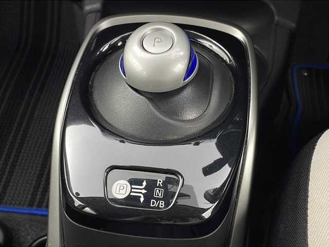 日産 ノート e－パワー X 栃木県 2019(令1)年 5.5万km ブリリアントホワイトパール インテリジェント ルームミラー/純正SDナビ(MM318D-W)/ Bluetooth/フルセグTV/CD/DVD/SD/AUX/AM/FM/インテリジェント エマージェンシー ブレーキ/・インテリジェント クルーズコントロール/・車線逸脱警報/・踏み間違い衝突防止アシスト/ETC2.0/ドライブレコーダー(CELLSTAR CSD-610FHR)/レーダー探知機(COMTEC ZERO 805V)/ドアバイザー/オートライト/ハロゲンヘッドライト/社外15インチアルミホイール/スマートキー×3本/保証書、取扱説明書