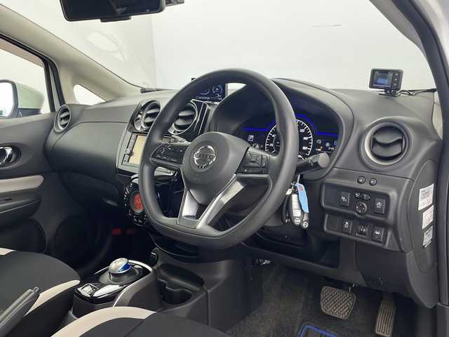 日産 ノート e－パワー X 栃木県 2019(令1)年 5.5万km ブリリアントホワイトパール インテリジェント ルームミラー/純正SDナビ(MM318D-W)/ Bluetooth/フルセグTV/CD/DVD/SD/AUX/AM/FM/インテリジェント エマージェンシー ブレーキ/・インテリジェント クルーズコントロール/・車線逸脱警報/・踏み間違い衝突防止アシスト/ETC2.0/ドライブレコーダー(CELLSTAR CSD-610FHR)/レーダー探知機(COMTEC ZERO 805V)/ドアバイザー/オートライト/ハロゲンヘッドライト/社外15インチアルミホイール/スマートキー×3本/保証書、取扱説明書