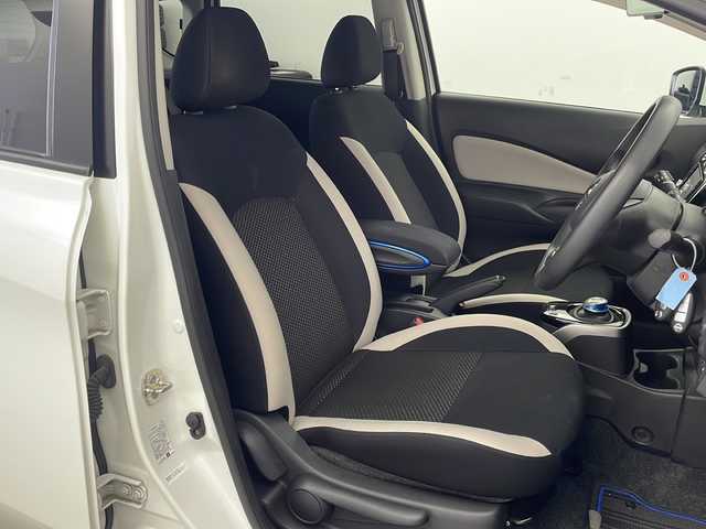日産 ノート e－パワー X 栃木県 2019(令1)年 5.5万km ブリリアントホワイトパール インテリジェント ルームミラー/純正SDナビ(MM318D-W)/ Bluetooth/フルセグTV/CD/DVD/SD/AUX/AM/FM/インテリジェント エマージェンシー ブレーキ/・インテリジェント クルーズコントロール/・車線逸脱警報/・踏み間違い衝突防止アシスト/ETC2.0/ドライブレコーダー(CELLSTAR CSD-610FHR)/レーダー探知機(COMTEC ZERO 805V)/ドアバイザー/オートライト/ハロゲンヘッドライト/社外15インチアルミホイール/スマートキー×3本/保証書、取扱説明書