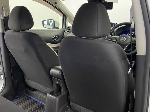 日産 ノート e－パワー X 栃木県 2019(令1)年 5.5万km ブリリアントホワイトパール インテリジェント ルームミラー/純正SDナビ(MM318D-W)/ Bluetooth/フルセグTV/CD/DVD/SD/AUX/AM/FM/インテリジェント エマージェンシー ブレーキ/・インテリジェント クルーズコントロール/・車線逸脱警報/・踏み間違い衝突防止アシスト/ETC2.0/ドライブレコーダー(CELLSTAR CSD-610FHR)/レーダー探知機(COMTEC ZERO 805V)/ドアバイザー/オートライト/ハロゲンヘッドライト/社外15インチアルミホイール/スマートキー×3本/保証書、取扱説明書