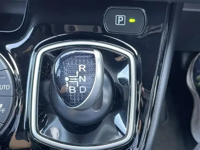トヨタ ヴォクシー ハイブリッド ZS 千葉県 2017(平29)年 6.3万km ブラッキッシュアゲハガラスフレーク 純正10インチナビ/(フルセグTV CD DVD BT FM AM)/デジタルインナーミラー/バックカメラ/衝突被害軽減システム/車線逸脱警報/クルーズコントロール/純正12インチフリップダウンモニター/両側パワースライドドア/横滑り防止装置/ビルトインETC2.0/ドライブレコーダー/アイドリングストップ/LEDヘッドライト/フォグランプ/オートライト/ウィンカーミラー/電動格納ミラー/純正16インチAW/シートヒーター/シートリフター/プッシュスタート/スマートキー/フロアマット/スペアキー/取扱説明書/保証書