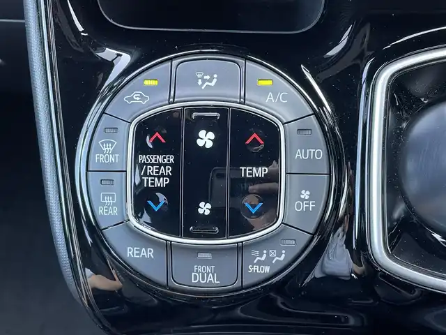 トヨタ ヴォクシー ハイブリッド ZS 千葉県 2017(平29)年 6.3万km ブラッキッシュアゲハガラスフレーク 純正10インチナビ/(フルセグTV CD DVD BT FM AM)/デジタルインナーミラー/バックカメラ/衝突被害軽減システム/車線逸脱警報/クルーズコントロール/純正12インチフリップダウンモニター/両側パワースライドドア/横滑り防止装置/ビルトインETC2.0/ドライブレコーダー/アイドリングストップ/LEDヘッドライト/フォグランプ/オートライト/ウィンカーミラー/電動格納ミラー/純正16インチAW/シートヒーター/シートリフター/プッシュスタート/スマートキー/フロアマット/スペアキー/取扱説明書/保証書