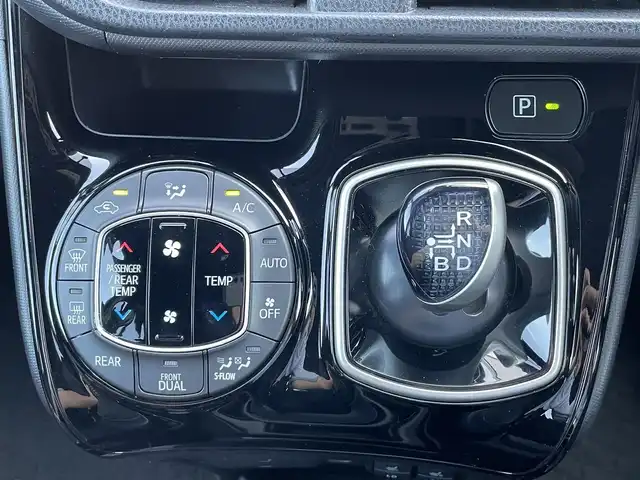 トヨタ ヴォクシー ハイブリッド ZS 千葉県 2017(平29)年 6.3万km ブラッキッシュアゲハガラスフレーク 純正10インチナビ/(フルセグTV CD DVD BT FM AM)/デジタルインナーミラー/バックカメラ/衝突被害軽減システム/車線逸脱警報/クルーズコントロール/純正12インチフリップダウンモニター/両側パワースライドドア/横滑り防止装置/ビルトインETC2.0/ドライブレコーダー/アイドリングストップ/LEDヘッドライト/フォグランプ/オートライト/ウィンカーミラー/電動格納ミラー/純正16インチAW/シートヒーター/シートリフター/プッシュスタート/スマートキー/フロアマット/スペアキー/取扱説明書/保証書