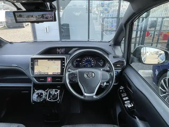トヨタ ヴォクシー ハイブリッド ZS 千葉県 2017(平29)年 6.3万km ブラッキッシュアゲハガラスフレーク 純正10インチナビ/(フルセグTV CD DVD BT FM AM)/デジタルインナーミラー/バックカメラ/衝突被害軽減システム/車線逸脱警報/クルーズコントロール/純正12インチフリップダウンモニター/両側パワースライドドア/横滑り防止装置/ビルトインETC2.0/ドライブレコーダー/アイドリングストップ/LEDヘッドライト/フォグランプ/オートライト/ウィンカーミラー/電動格納ミラー/純正16インチAW/シートヒーター/シートリフター/プッシュスタート/スマートキー/フロアマット/スペアキー/取扱説明書/保証書