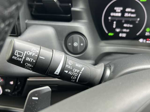 ホンダ ヴェゼル ハイブリッド e:HEV Z 埼玉県 2023(令5)年 1.4万km プラチナホワイトパール 純正ナビ　/フルセグ/USB/FM/前後ドライブレコーダー/バックカメラ　/ビルトインＥＴＣ　/前席シートヒーター　/ＡＣＣ　/ハンドルヒーター　/パドルシフト　/ＢＳＭ　/パワーバックドア　/横滑り防止/クリアランスソナー/レーンキープアシスト/踏み間違え防止/衝突軽減システム/ダウンヒルアシストコントロール/電動パーキング/ブレーキホールド/スマートキー２本　/保証書　/取扱説明書