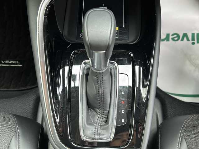 ホンダ ヴェゼル ハイブリッド e:HEV Z 埼玉県 2023(令5)年 1.4万km プラチナホワイトパール 純正ナビ　/フルセグ/USB/FM/前後ドライブレコーダー/バックカメラ　/ビルトインＥＴＣ　/前席シートヒーター　/ＡＣＣ　/ハンドルヒーター　/パドルシフト　/ＢＳＭ　/パワーバックドア　/横滑り防止/クリアランスソナー/レーンキープアシスト/踏み間違え防止/衝突軽減システム/ダウンヒルアシストコントロール/電動パーキング/ブレーキホールド/スマートキー２本　/保証書　/取扱説明書
