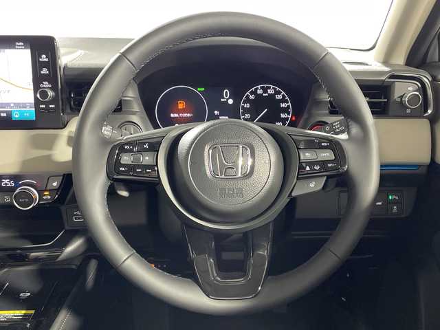 ホンダ ヴェゼル ハイブリッド e:HEV Z PLaYパッケージ 神奈川県 2025(令7)年 0.1万km パールⅡ ホンダセンシング/純正ディスプレイオーディオ/・BT/フルセグTV/AppleCarPlay/AndroidAuto/USB/AM/FM/バックカメラ/電動リアゲート/Qi充電/ハーフレザーシート/シートヒーター(D/N)/革巻きステアリング/ステアリングスイッチ/ステアリングヒーター/Autoライト/パドルシフト/ダウンヒルアシストコントロール/電動パーキングブレーキ/オートホールド/ビルトインETC2.0/クリアランスソナー/LEDヘッドライト/LEDフォグランプ/スマートキー/スペアキー/プッシュスタートボタン/シートリフター/電動格納ミラー/ウィンカーミラー/純正18インチアルミホイール