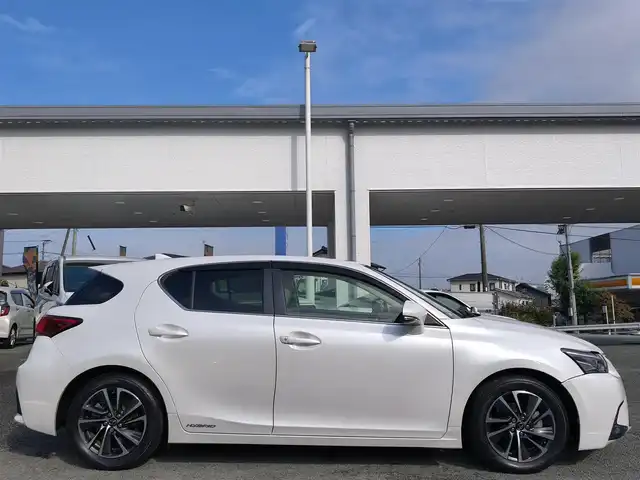 レクサス ＣＴ 200h バージョンC 熊本県 2018(平30)年 11.5万km ソニッククォーツ 純正ナビ/【フルセグTV/Bluetooth/CD/DVD】/バックカメラ/レーダークルーズコントロール/衝突軽減防止装置/コーナーセンサー/レーンキープアシスト/パドルシフト/オートLEDライト/オートハイビーム/ウィンカーミラー/純正16インチAW/前席パワーシート/前席シートヒーター/革巻きステアリング/ステアリングスイッチ/ドライブレコーダー/ETC2.0/純正ドアバイザー/純正フロアマット/横滑り防止装置/ABS/盗難防止装置