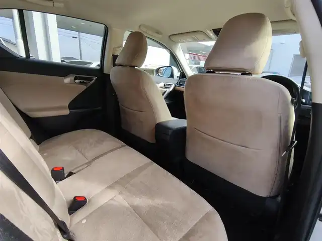 レクサス ＣＴ 200h バージョンC 熊本県 2018(平30)年 11.5万km ソニッククォーツ 純正ナビ/【フルセグTV/Bluetooth/CD/DVD】/バックカメラ/レーダークルーズコントロール/衝突軽減防止装置/コーナーセンサー/レーンキープアシスト/パドルシフト/オートLEDライト/オートハイビーム/ウィンカーミラー/純正16インチAW/前席パワーシート/前席シートヒーター/革巻きステアリング/ステアリングスイッチ/ドライブレコーダー/ETC2.0/純正ドアバイザー/純正フロアマット/横滑り防止装置/ABS/盗難防止装置