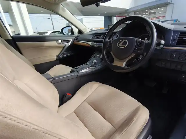 レクサス ＣＴ 200h バージョンC 熊本県 2018(平30)年 11.5万km ソニッククォーツ 純正ナビ/【フルセグTV/Bluetooth/CD/DVD】/バックカメラ/レーダークルーズコントロール/衝突軽減防止装置/コーナーセンサー/レーンキープアシスト/パドルシフト/オートLEDライト/オートハイビーム/ウィンカーミラー/純正16インチAW/前席パワーシート/前席シートヒーター/革巻きステアリング/ステアリングスイッチ/ドライブレコーダー/ETC2.0/純正ドアバイザー/純正フロアマット/横滑り防止装置/ABS/盗難防止装置