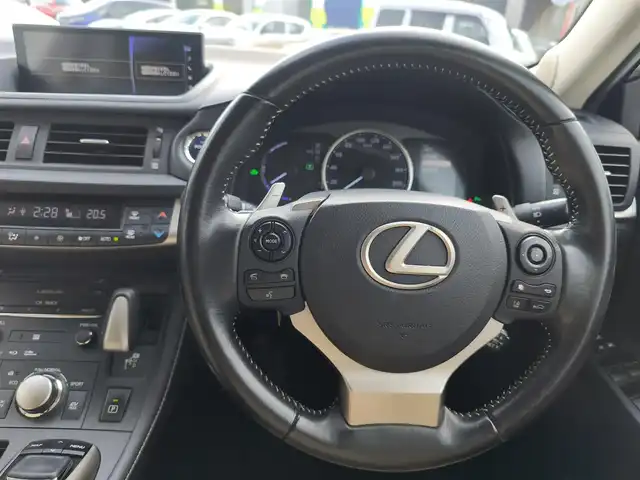 レクサス ＣＴ 200h バージョンC 熊本県 2018(平30)年 11.5万km ソニッククォーツ 純正ナビ/【フルセグTV/Bluetooth/CD/DVD】/バックカメラ/レーダークルーズコントロール/衝突軽減防止装置/コーナーセンサー/レーンキープアシスト/パドルシフト/オートLEDライト/オートハイビーム/ウィンカーミラー/純正16インチAW/前席パワーシート/前席シートヒーター/革巻きステアリング/ステアリングスイッチ/ドライブレコーダー/ETC2.0/純正ドアバイザー/純正フロアマット/横滑り防止装置/ABS/盗難防止装置