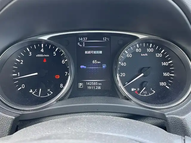 日産 エクストレイル 20X エマージェンシーブレーキ 岡山県 2014(平26)年 14.3万km ダイヤモンドブラック 登録時走行距離：　142585km/４WD/ガラスルーフ/純正ナビ/　(CD/ワンセグTV/AUX)/全方位カメラ/防水シート/衝突被害軽減システム/コーナーセンサー/ビルトインETC/ルーフレール/シートヒーター（D・N席）/ハンズフリーパワーバックドア/防水ラゲッジボード/革巻きステアリング/ステアリングスイッチ/純正ハロゲンヘッドライト/フォグライト/オートライト/プッシュスタート/スマートキー/アイドリングストップ/アドバンスドヒルディセントコントロール/ルーフレール/純正アルミホイール 17インチ/ウインカーミラー/電動格納ミラー/純正フロアマット/横滑防止装置/盗難防止装置