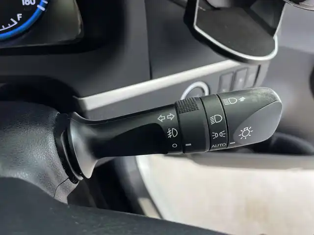 トヨタ ハリアー プレミアム 鹿児島県 2016(平28)年 6.1万km ホワイトパールクリスタルシャイン 純正9インチナビ/(BT/CD/DVD/フルセグTV)/トヨタセーフティセンス/プリクラッシュセーフティ/レーンディパーチャアラート/クルーズコントロール/電動リアゲート/オートマチックハイビーム/前席パワーシート/ハーフレザーシート/バックカメラ/パドルシフト/革巻きステアリング/ステアリングスイッチ/HDMI/社外デジタルインナーミラー/純正LEDヘッドライト/純正18インチアルミホイール/純正フロアマット/保証書/取扱説明書