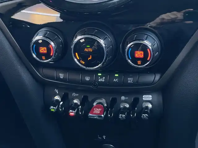 ＭＩＮＩ ＢＭＷ ミニ クロスオーバー クーパー D 山梨県 2020(令2)年 3.7万km ホワイト・シルバー 純正ナビ(BT/USB/AM/FM)/バックカメラ/社外地デジチューナー(RUE-T500)/インテリジェントセーフティ/歩行者警告（昼間）/ACC/パーキングアシスト/HUD/パワーバックドア/横滑り防止装置/クリアランスソナー/前後ドライブレコーダー/アイドリングストップ/ミラー型ETC/タイヤ空気圧警告システム/革巻きステアリング/ステアリングスイッチ/純正フロアマット/LEDヘッドライト/前後フォグランプ/オートワイパー/スマートキー2本/保証書/取扱説明書