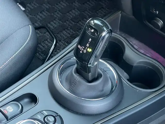 ＭＩＮＩ ＢＭＷ ミニ クロスオーバー クーパー D 山梨県 2020(令2)年 3.7万km ホワイト・シルバー 純正ナビ(BT/USB/AM/FM)/バックカメラ/社外地デジチューナー(RUE-T500)/インテリジェントセーフティ/歩行者警告（昼間）/ACC/パーキングアシスト/HUD/パワーバックドア/横滑り防止装置/クリアランスソナー/前後ドライブレコーダー/アイドリングストップ/ミラー型ETC/タイヤ空気圧警告システム/革巻きステアリング/ステアリングスイッチ/純正フロアマット/LEDヘッドライト/前後フォグランプ/オートワイパー/スマートキー2本/保証書/取扱説明書